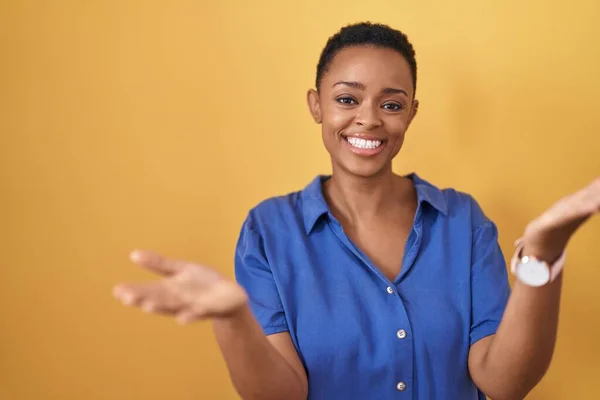 Afrikaans Amerikaanse Vrouw Staande Gele Achtergrond Glimlachend Vrolijk Het Aanbieden — Stockfoto