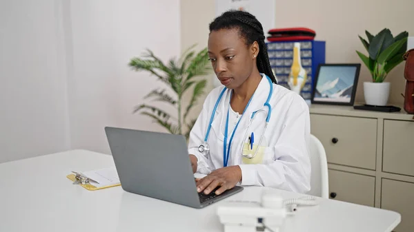 Afro Americano Donna Medico Utilizzando Computer Portatile Che Lavorano Clinica — Foto Stock