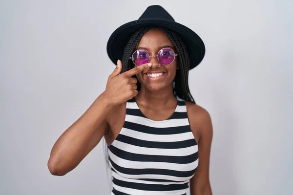 Joven Afroamericano Con Trenzas Con Sombrero Gafas Sol Apuntando Con —  Fotos de Stock