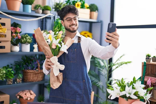 Jovem Florista Hispânico Fazer Selfie Por Smartphone Segurando Flores Florista — Fotografia de Stock
