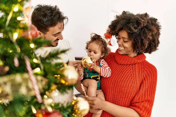 Casal Filha Sorrindo Confiante Decoração Árvore Natal Casa — Fotografia de Stock