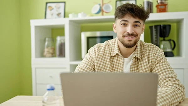 Jovem Árabe Homem Usando Laptop Sentado Mesa Casa — Fotografia de Stock
