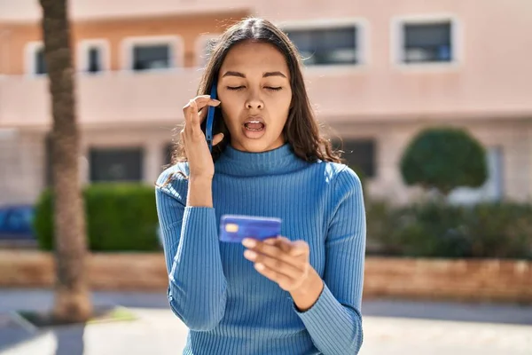 Jonge Afro Amerikaanse Vrouw Gesprek Smartphone Met Een Creditcard Het — Stockfoto