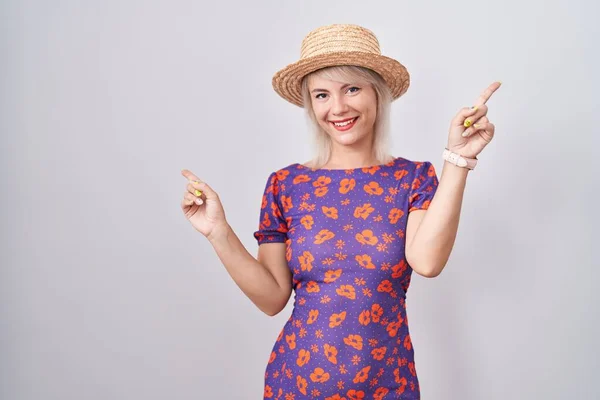 Mujer Caucásica Joven Con Vestido Flores Sombrero Verano Sonriendo Confiado — Foto de Stock