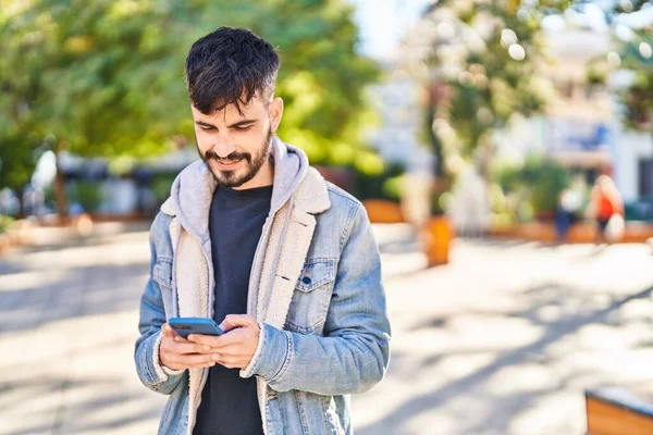 Parkta Akıllı Telefon Kullanarak Gülümseyen Spanyol Genç Adam — Stok fotoğraf