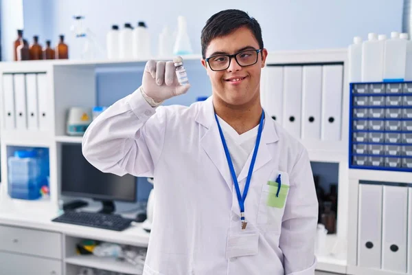 Sendromlu Adam Laboratuarda Kovid Aşısı Taşıyan Bilim Adamı Üniforması Giyiyor — Stok fotoğraf