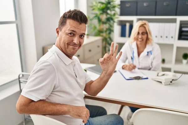 Hombre Hispano Médico Haciendo Signo Bien Con Los Dedos Sonriendo — Foto de Stock