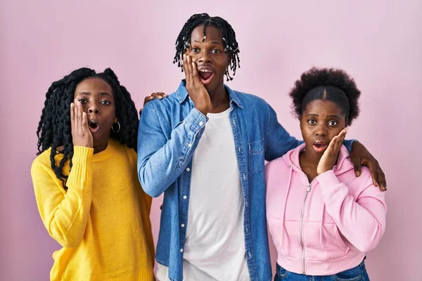Группа Трех Молодых Черных Людей Стоящих Вместе Розовом Фоне Напуганных — стоковое фото