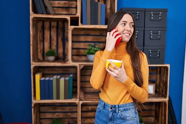 Νεαρή Όμορφη Ισπανόφωνη Γυναίκα Μιλάει Στο Smartphone Πίνοντας Καφέ Στο — Φωτογραφία Αρχείου