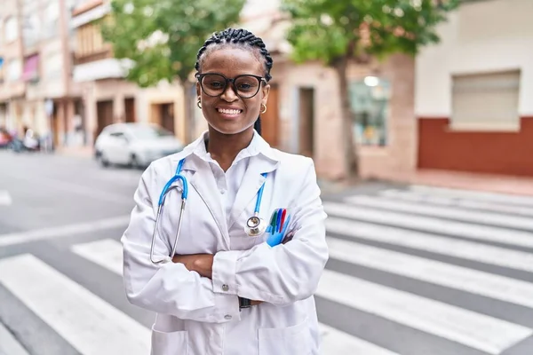 African American Woman Doctor Smiling Confident Standing Arms Crossed Gesture — Photo