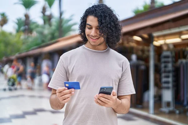 Giovane Uomo Latino Con Smartphone Carta Credito Mercato Strada — Foto Stock