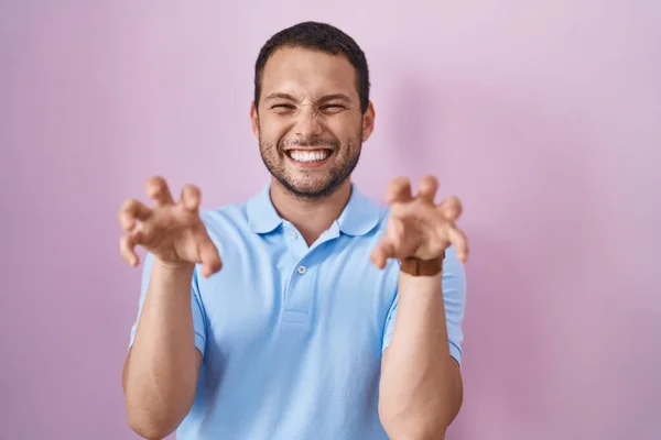 Hombre Hispano Pie Sobre Fondo Rosa Sonriendo Divertido Haciendo Gesto —  Fotos de Stock