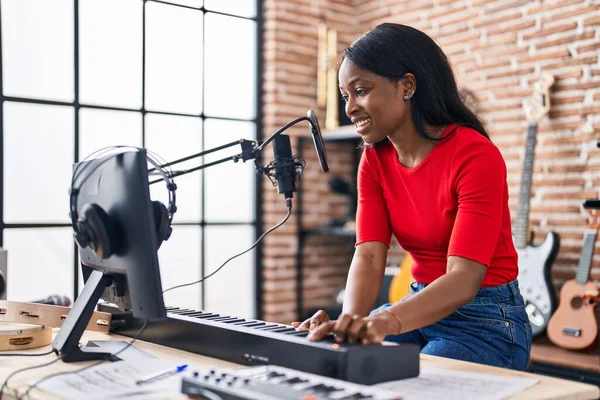 Joven Mujer Afroamericana Músico Tocando Teclado Piano Estudio Música — Foto de Stock