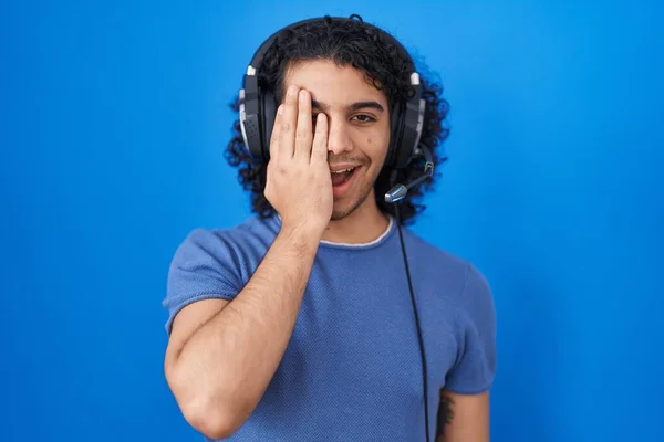 Hombre Hispano Con Pelo Rizado Escuchando Música Usando Auriculares Cubriendo —  Fotos de Stock