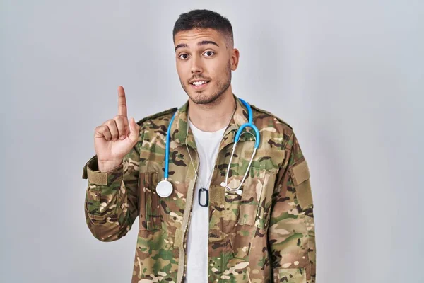 Young Hispanic Doctor Wearing Camouflage Army Uniform Smiling Idea Question — Stock Photo, Image