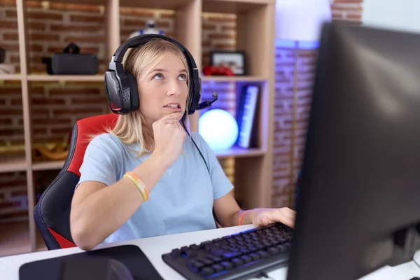 Mujer Caucásica Joven Jugando Videojuegos Con Auriculares Pensando Preocupado Por — Foto de Stock
