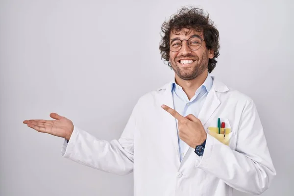 Spanischer Junger Mann Doktoruniform Staunt Und Lächelt Die Kamera Während — Stockfoto