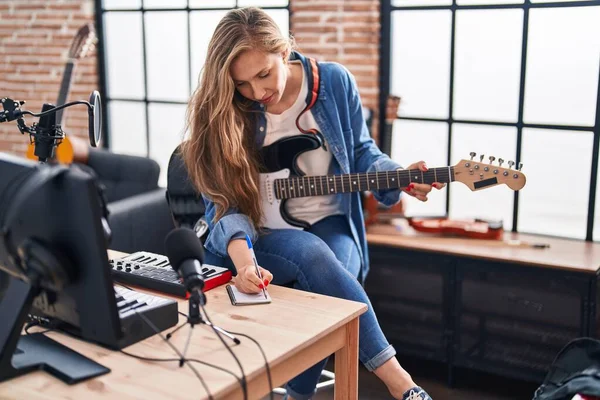 Молодая Блондинка Музыкант Сочиняющая Песню Играющая Электрогитаре Музыкальной Студии — стоковое фото