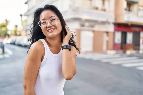 Jonge Chinese Vrouw Glimlachen Zelfverzekerd Staan Straat — Stockfoto