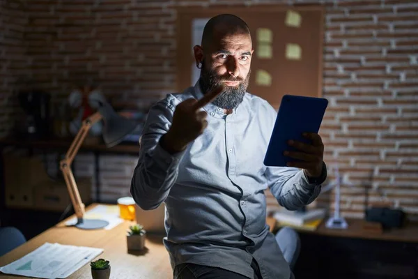Young Hispanic Man Beard Tattoos Working Office Night Showing Middle — Stockfoto