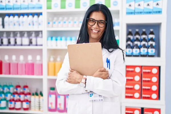 Middle Age Hispanic Woman Pharmacist Smiling Confident Holding Clipboard Pharmacy — ストック写真