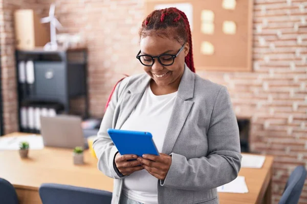 African American Woman Business Worker Using Smartphone Office — Stock Photo, Image