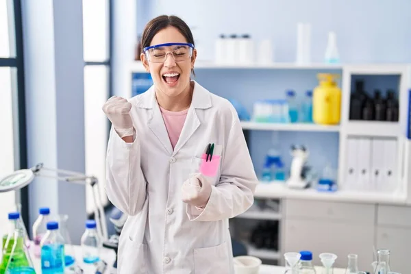 과학자 실험실에서 일하고 여인은 성공을 축하하며 놀라고 놀랐다 — 스톡 사진