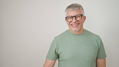 Orta yaşlı, gri saçlı, gülümseyen, kendine güvenen, gözlük takan, izole edilmiş beyaz arka plan.