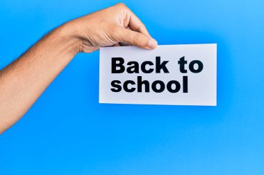 Beyaz arka plan üzerinden okul mesajına geri dönen beyaz bir adamın elinde kağıt tutan bir el.