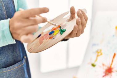 Sanat stüdyosunda çizim yapan genç bir kızıl.