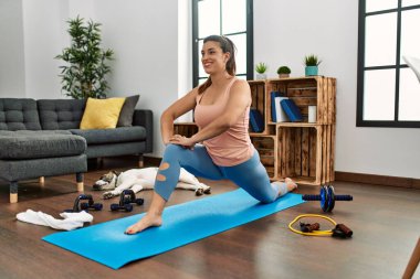 Genç bayan gülümsüyor, kendine güveniyor evde geriniyor.