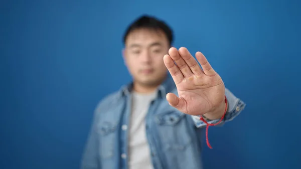 Joven Chino Haciendo Stop Gesture Con Mano Sobre Fondo Azul —  Fotos de Stock