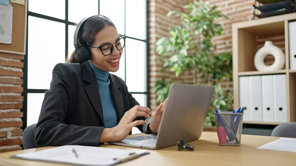 Young Beautiful Hispanic Woman Business Worker Using Laptop Wearing Headset — Stock Photo, Image