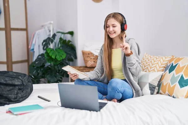 Genç Beyaz Kadın Dizüstü Bilgisayarla Çalışıyor Yatakta Oturmuş Gülümsüyor Bir — Stok fotoğraf