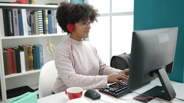 Giovane Studentessa Afroamericana Che Utilizza Computer Studiare Classe Universitaria — Foto Stock