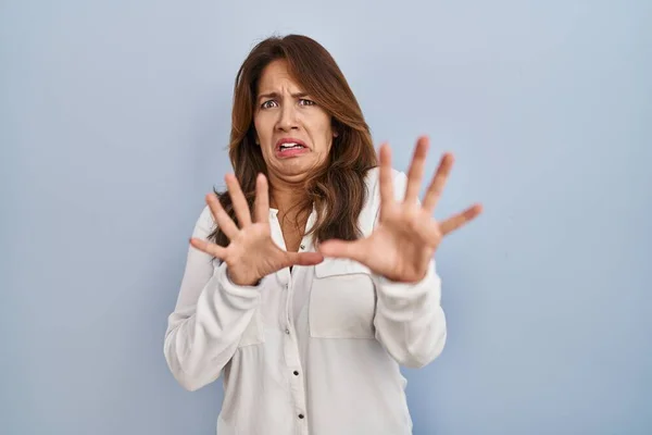Hispanic Woman Standing Isolated Background Afraid Terrified Fear Expression Stop — Stockfoto