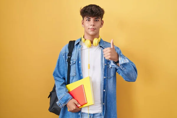 Der Hispanische Teenager Trägt Einen Studentenrucksack Und Hält Bücher Mit — Stockfoto