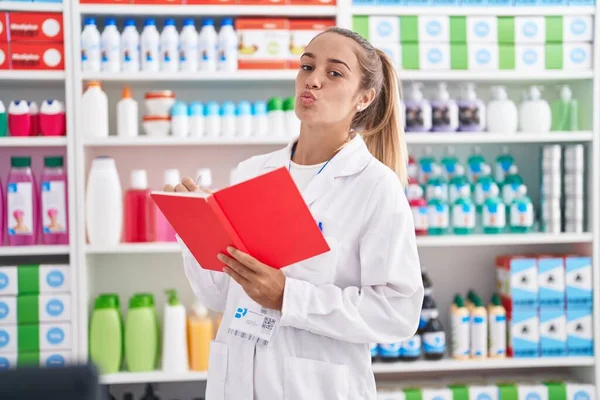 Mulher Loira Jovem Trabalhando Farmácia Farmácia Segurando Notebook Olhando Para — Fotografia de Stock