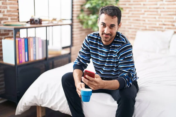 Jeune Homme Hispanique Utilisant Smartphone Boire Café Dans Chambre — Photo