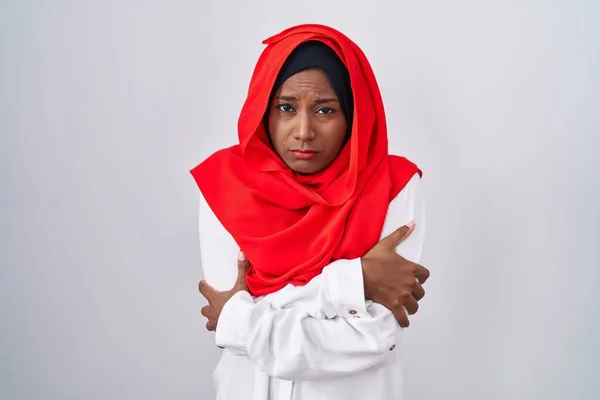 Jeune Femme Arabe Portant Une Écharpe Traditionnelle Islamique Hijab Tremblant — Photo