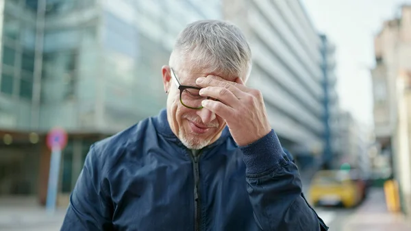 Orta Yaşlı Kır Saçlı Stresli Bir Adam Sokakta Dikiliyor — Stok fotoğraf