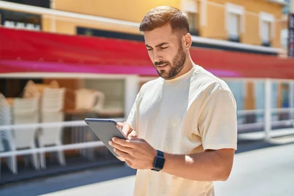 Jonge Spaanse Man Met Touchpad Met Serieuze Expressie Straat — Stockfoto