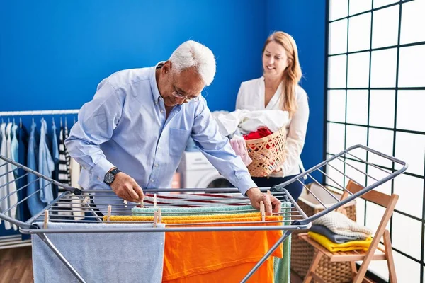 Hombre Mujer Mediana Edad Pareja Colgando Ropa Tendedero Sala Lavandería — Foto de Stock