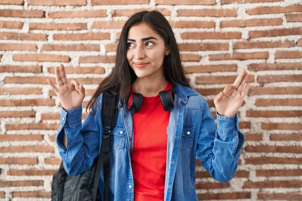 Genç Kız Sırt Çantası Takıyor Rahatlama Işareti Yapıyor Yan Tarafa — Stok fotoğraf