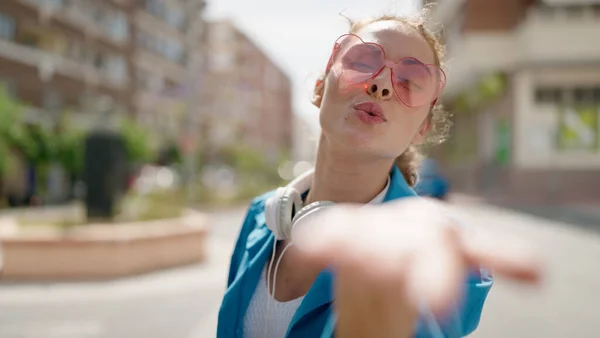 Mujer Joven Con Gafas Sol Auriculares Besándose Calle — Foto de Stock