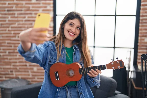 Genç Spanyol Kadın Müzisyen Müzik Stüdyosunda Ukulele Tutarak Akıllı Telefondan — Stok fotoğraf