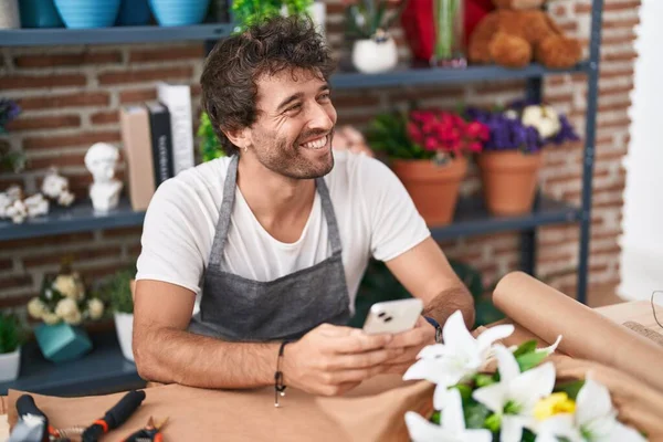 Young Hispanic Man Florist Smiling Confident Using Smartphone Flower Shop — Stock Photo, Image