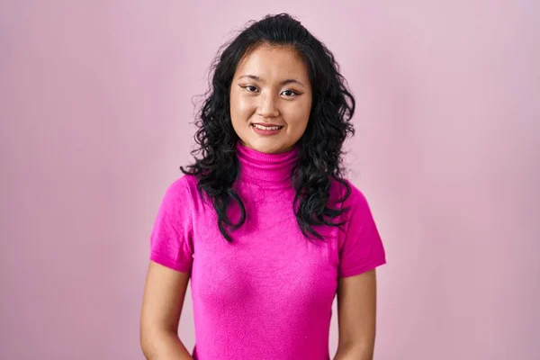 Jonge Aziatische Vrouw Staat Roze Achtergrond Met Handen Bij Elkaar — Stockfoto
