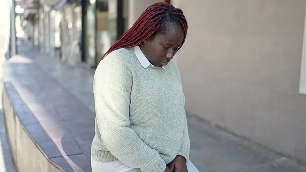 Afrikaanse Vrouw Met Gevlochten Haar Staan Met Droevige Uitdrukking Straat — Stockfoto