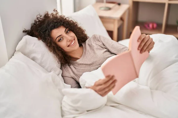 Genç Spanyol Kadın Yatak Odasında Kitap Okuyor — Stok fotoğraf